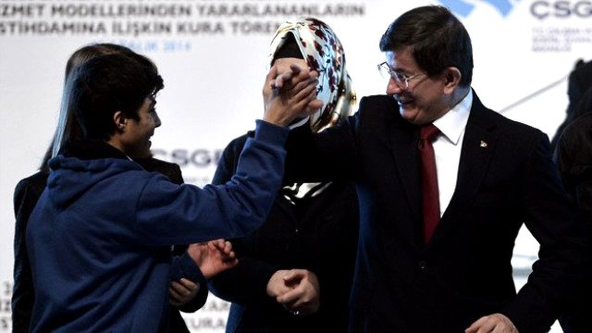 Davutoğlu, Kura Töreninde Vatandaşlarla Sohbet Etti