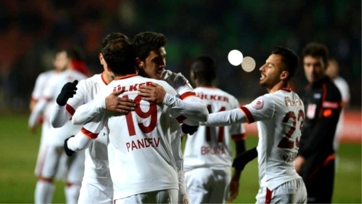 Galatasaray\'da Takımın Yarısı Gönderiliyor
