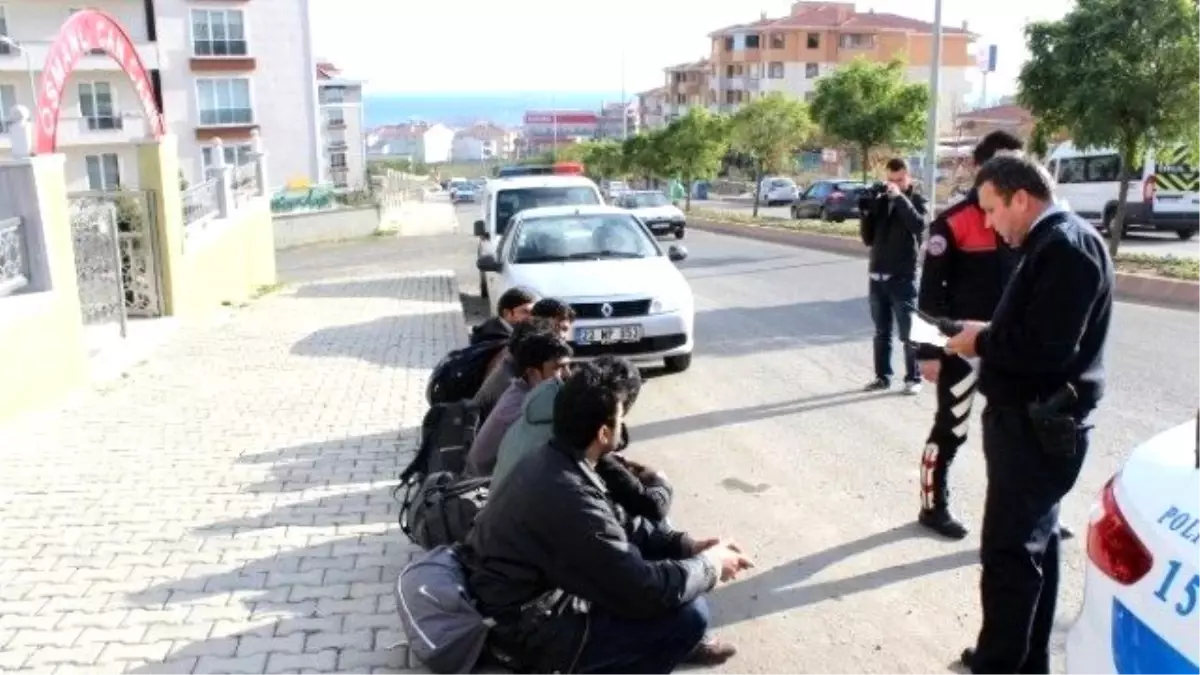 Göçmenlerin Yolculuğu Cami Önünde Son Buldu