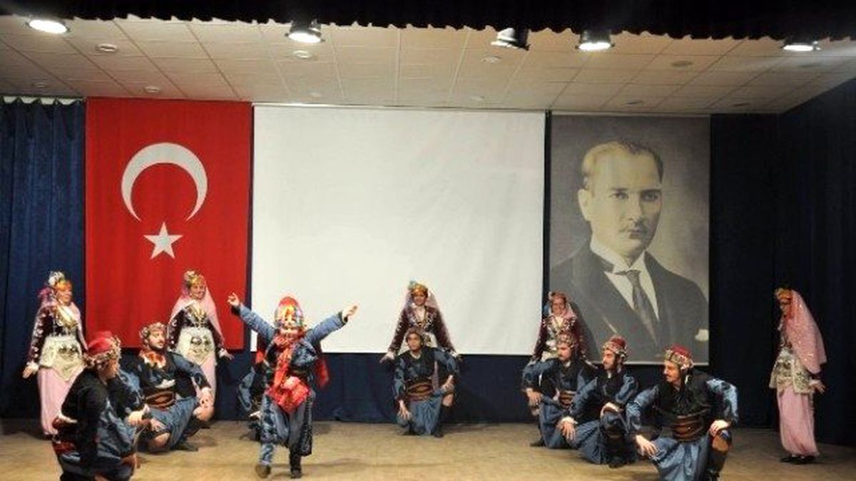 Halk Oyunları Ekiplerinden Muhteşem Gösteri