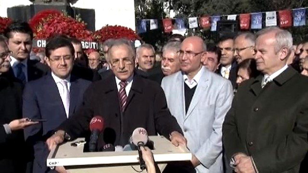 Karayalçın, İnönü ve Hazinedar\'ı Kameralar Önünde Tokalaştırdı