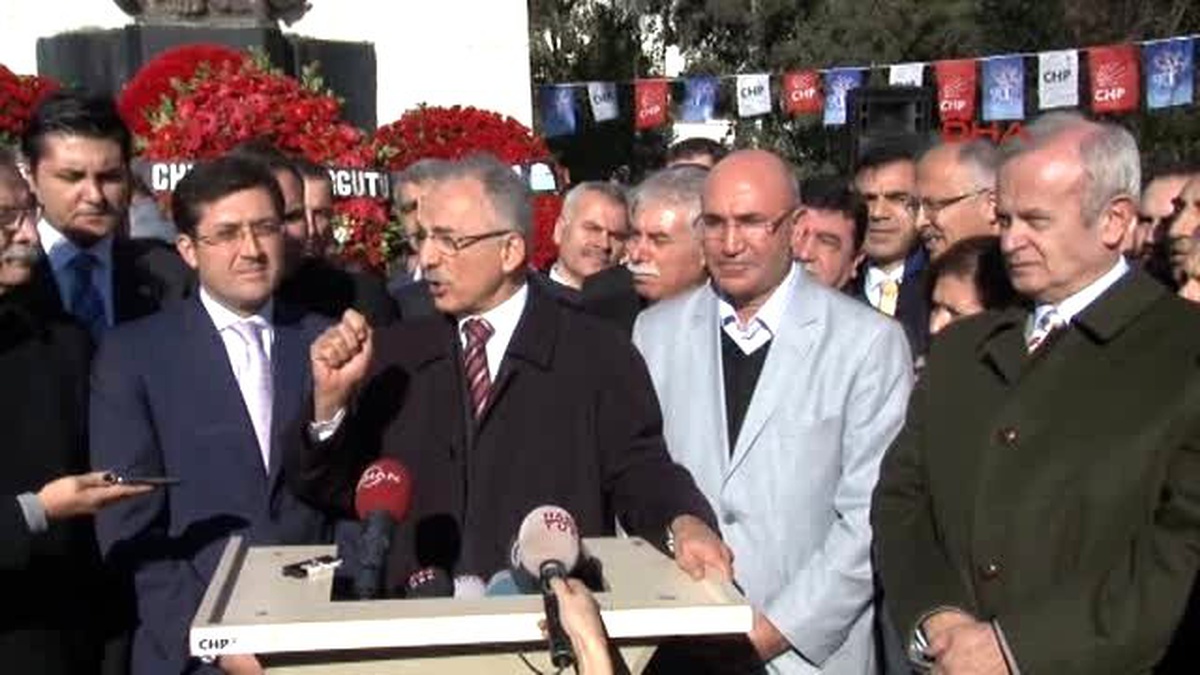 Karayalçın, İnönü ve Hazinedar\'ı Kameralar Önünde Tokalaştırdı