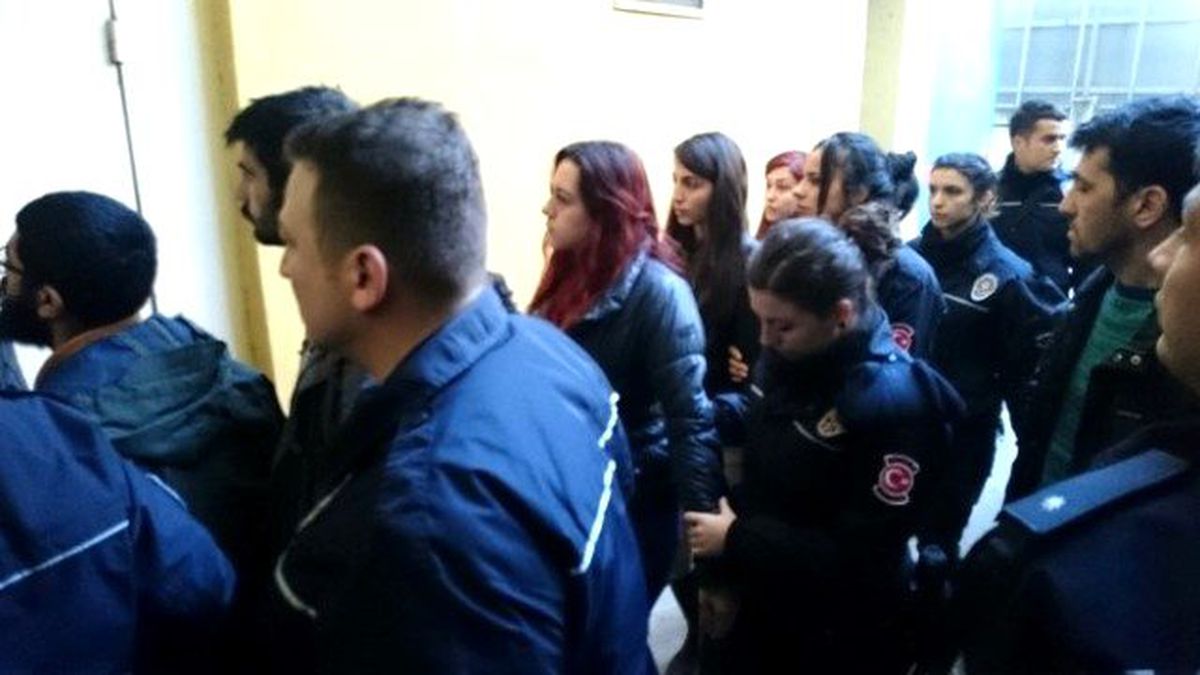 Kocaeli Üniversitesi\'nde Gözaltına Alınan 17 Öğrenci Adliyeye Sevk Edildi