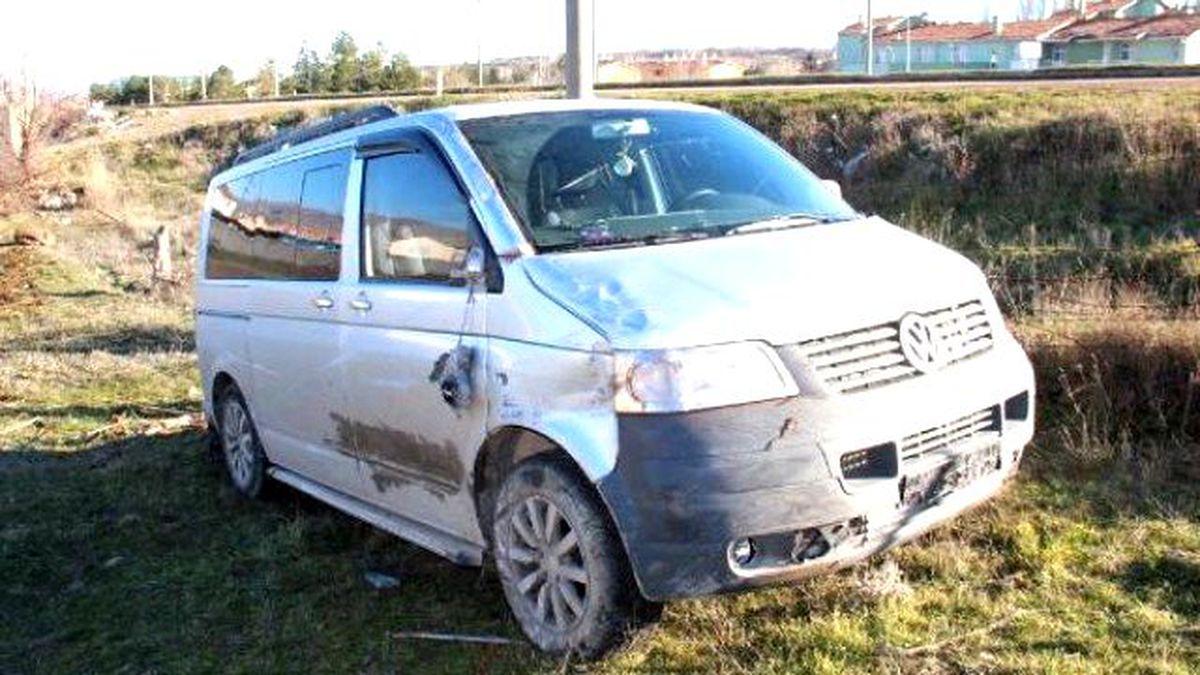 Minibüs Yol Kenarında Tel Örgüye Çarptı: 3 Yaralı