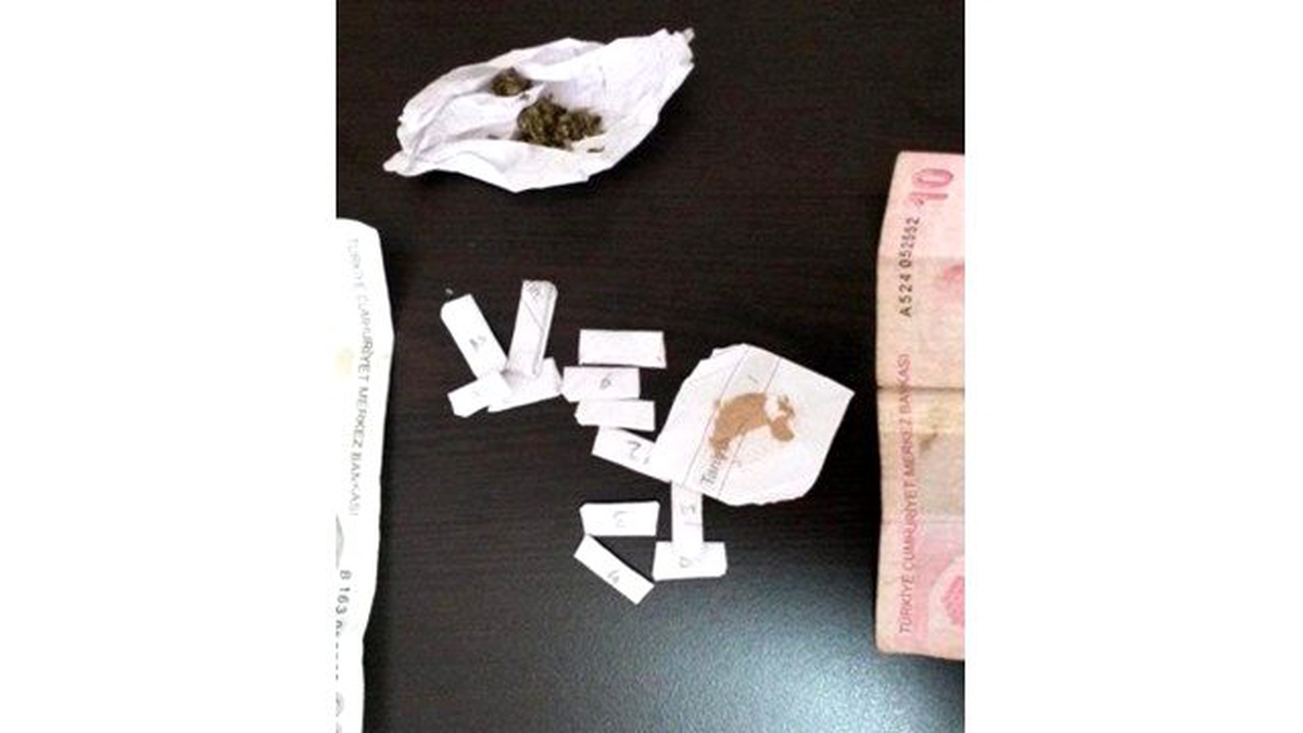 Parkta Uyuşturucuyla Yakalanan 2 Kişiden 1\'i Tutuklandı