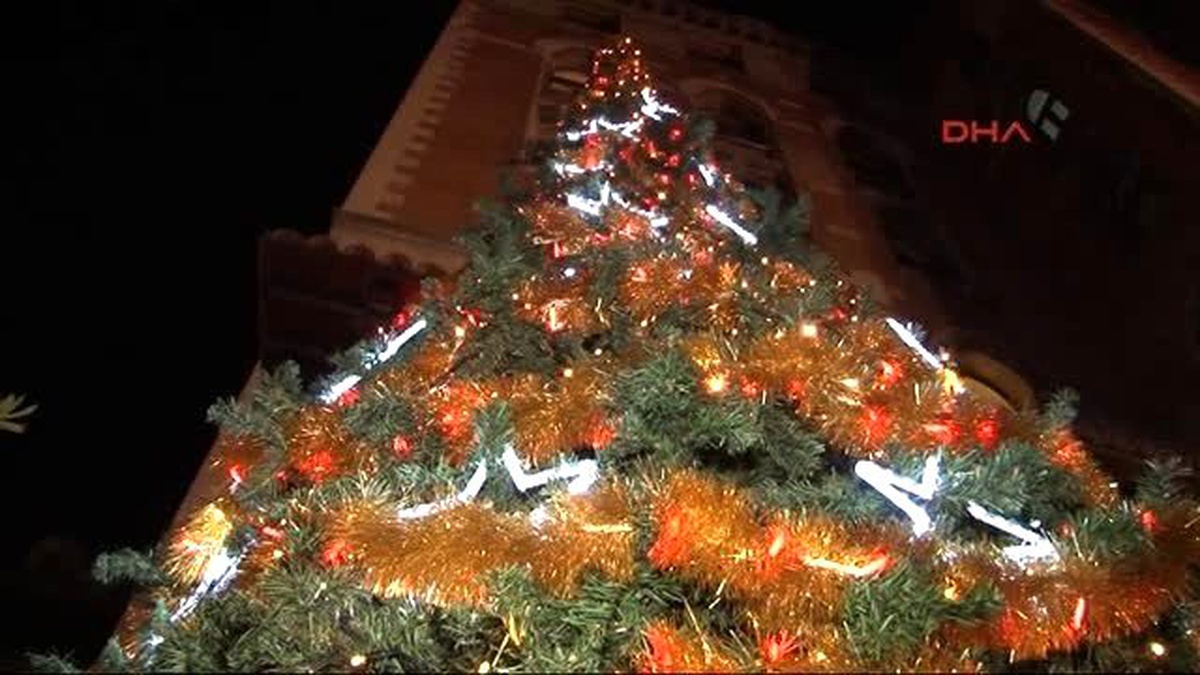 St. Antuan Kilisesi\'nde Noel Ayini Düzenlendi