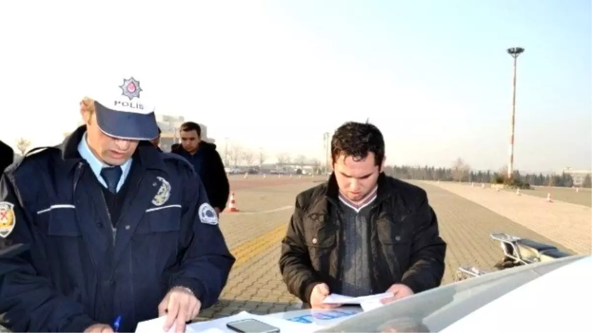 Sürücü Adayına Eğitim Alanında \'Kasksızlık\' Cezası