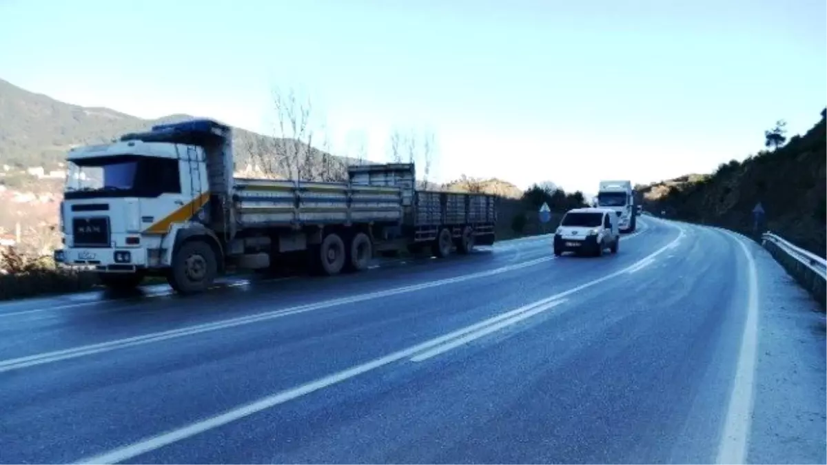 Taraklı Yolunda Buzlanma Nedeniyle Trafik Kazaları Meydana Geldi