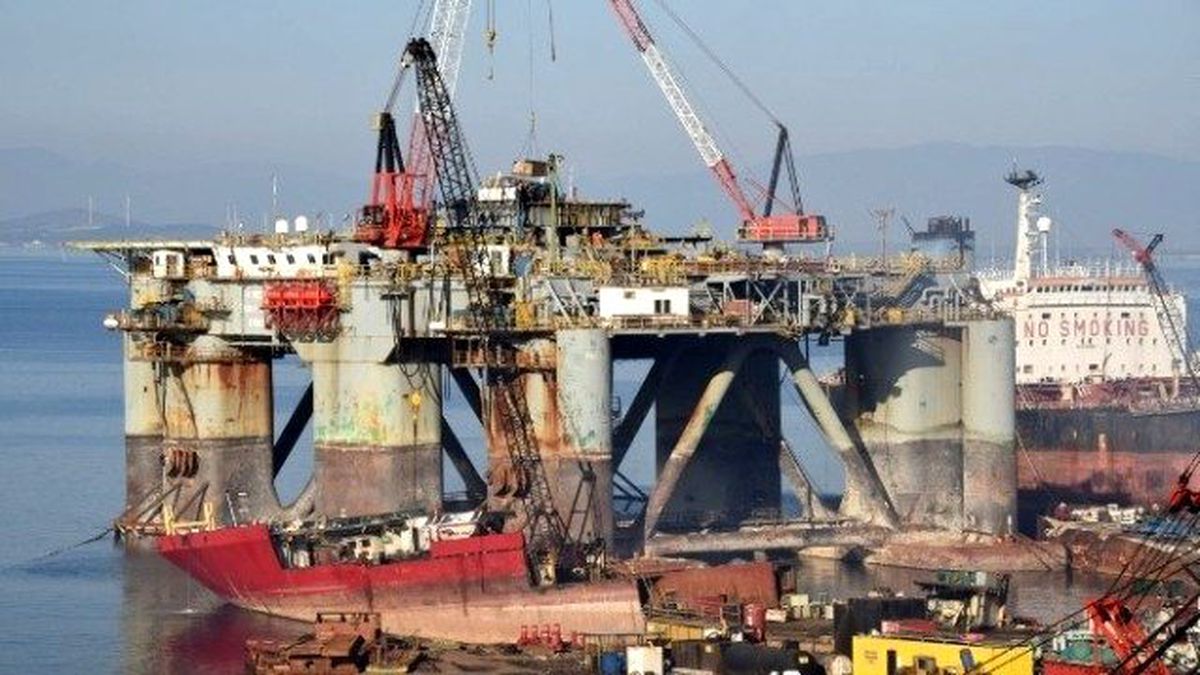 8 Yaşındaki Dev Platform Aliağa\'da Sökülüyor