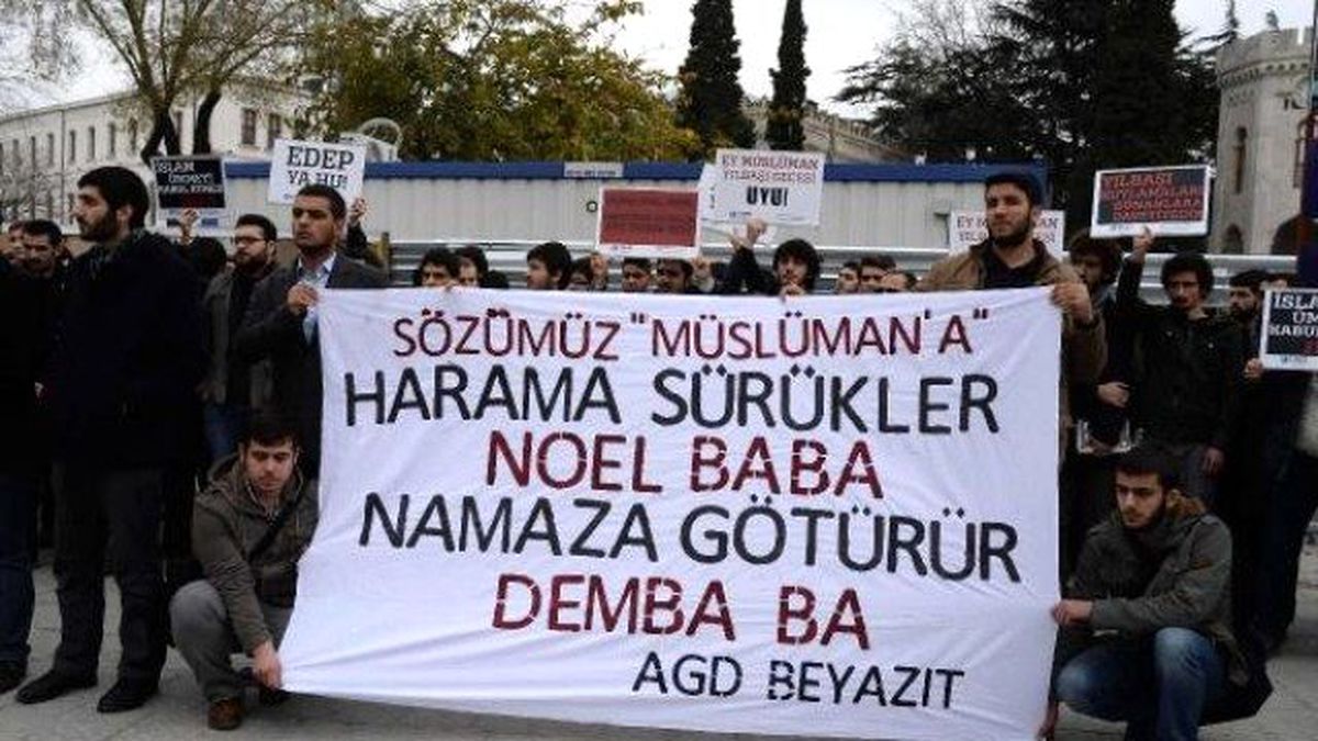 AGD\'den "Demba Ba"lı "Noel Baba" Protestosu