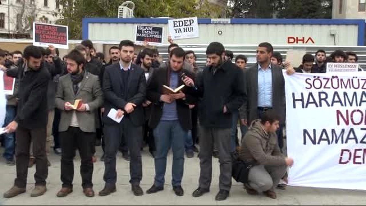 AGD\'den "Demba Ba"lı "Noel Baba" Protestosu