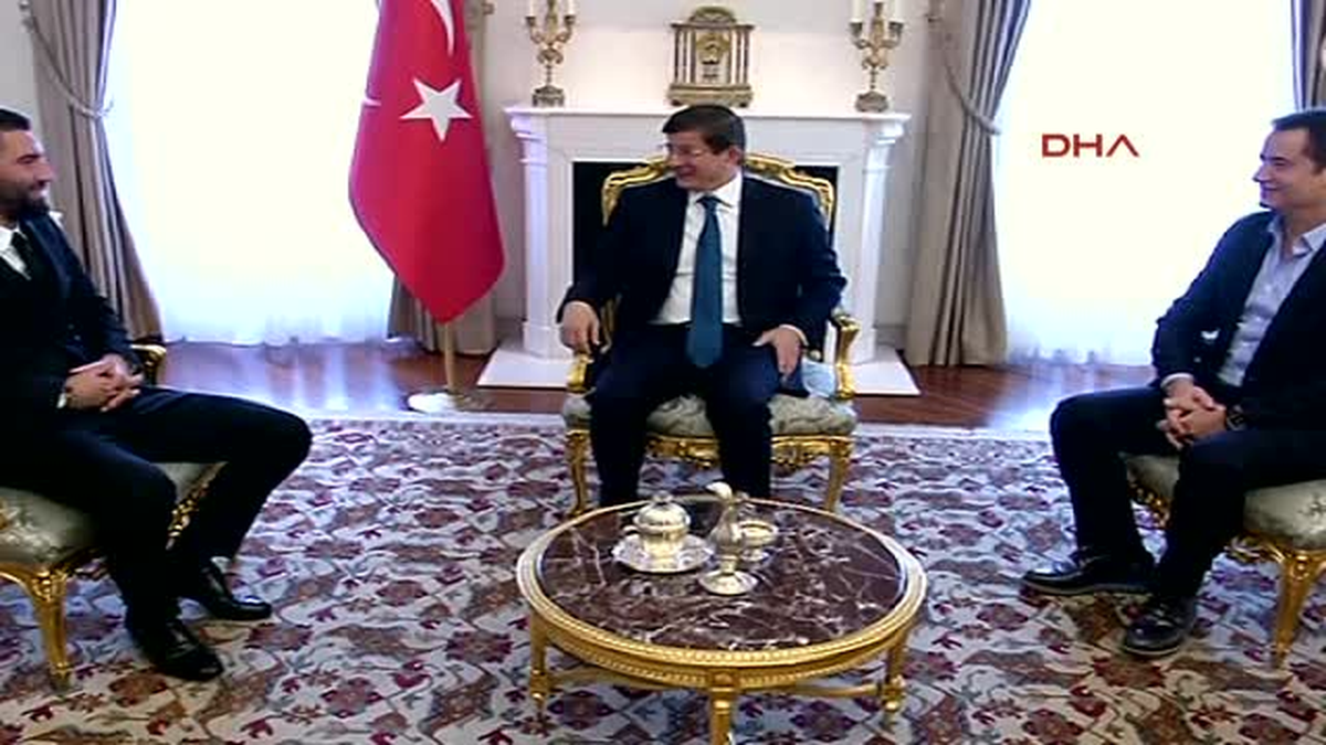 Arda Turan Başbakan Davutoğlu\'na Formasını Hediye Etti