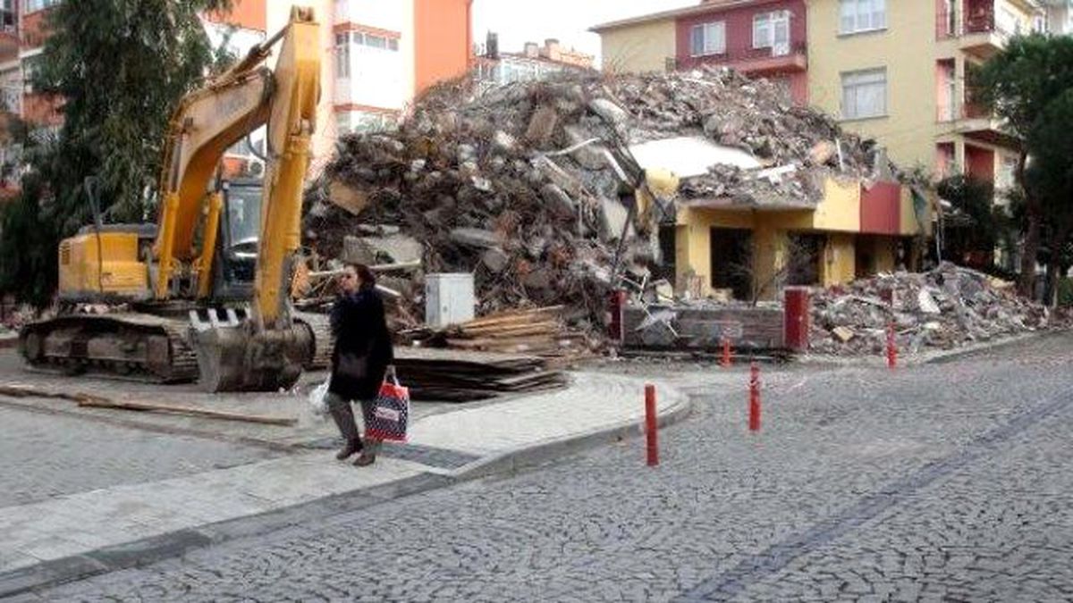 Depremden Zarar Gören 4 Katlı Bina Yıkıldı