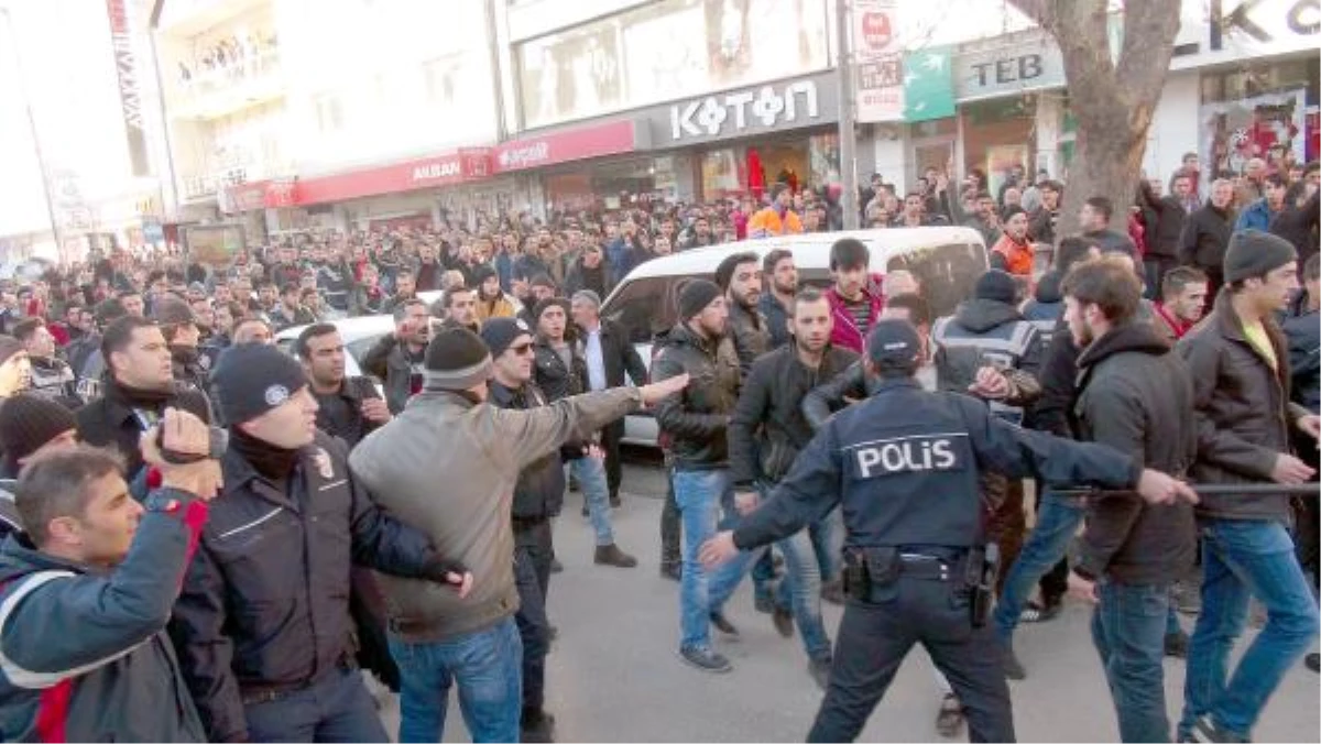 Erzincan\'da Karşıt Görüşlüler Çatıştı