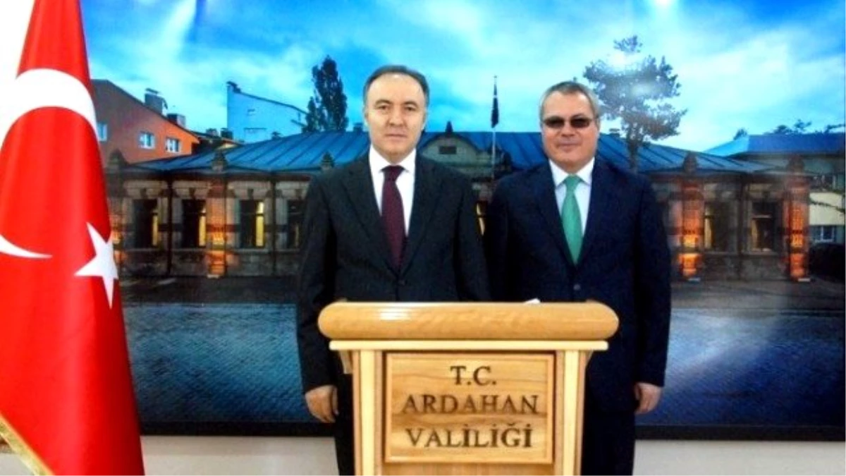 Erzurum Valisi Dr. Ahmet Altıparmak\'dan Vali Deniz\'e Nezaket Ziyareti