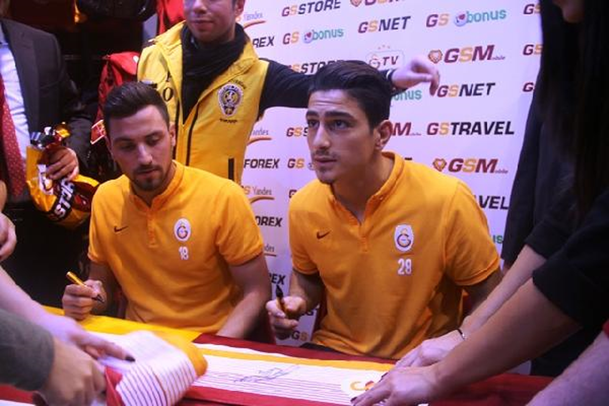 Galatasaraylı Futbolcular Koray ve Sinan Ankara\'da İmza Gününe Katıldı