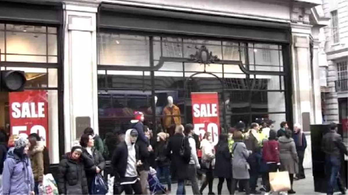 İngiltere\'de \'İndirim\' Çılgınlığı