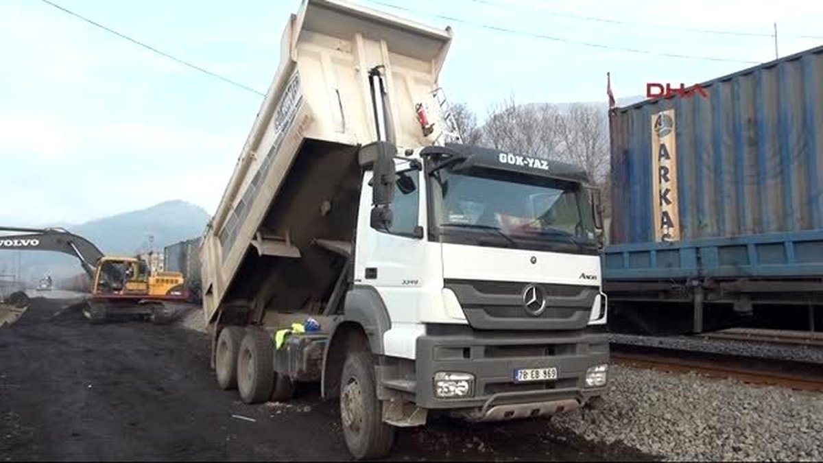 Kamyonun Lastiği Patladı, 2 İşçi Yaralandı