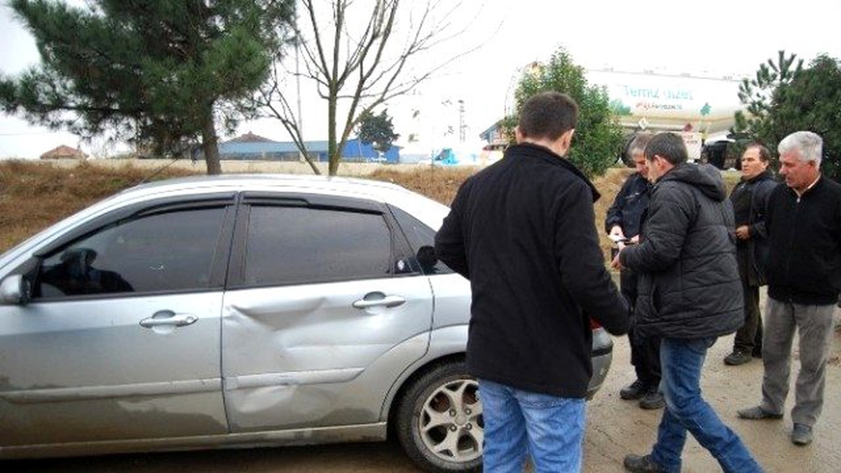 Manevra Yapan Süt Kamyonu Otomobile Çarptı