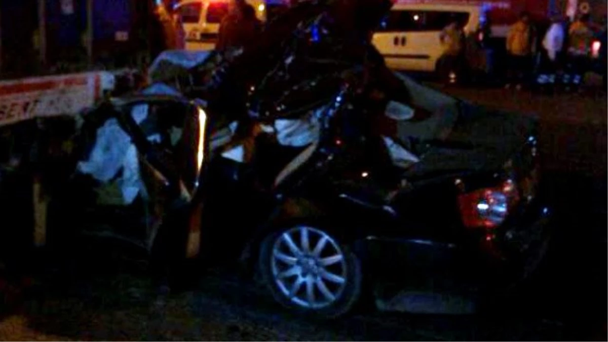 Mersin\'de Otomobil, TIR\'a Çarptı: 5 Ölü