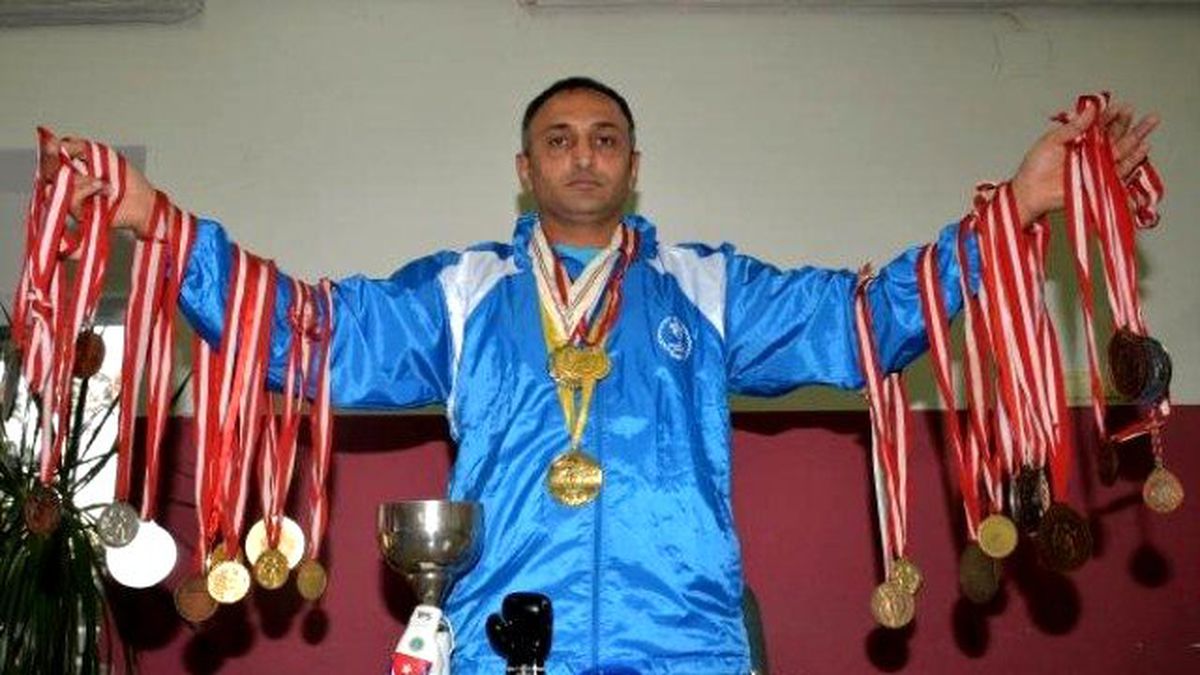 Mersin\'de Milli Boksör Madalyalarını Satışa Çıkarttı