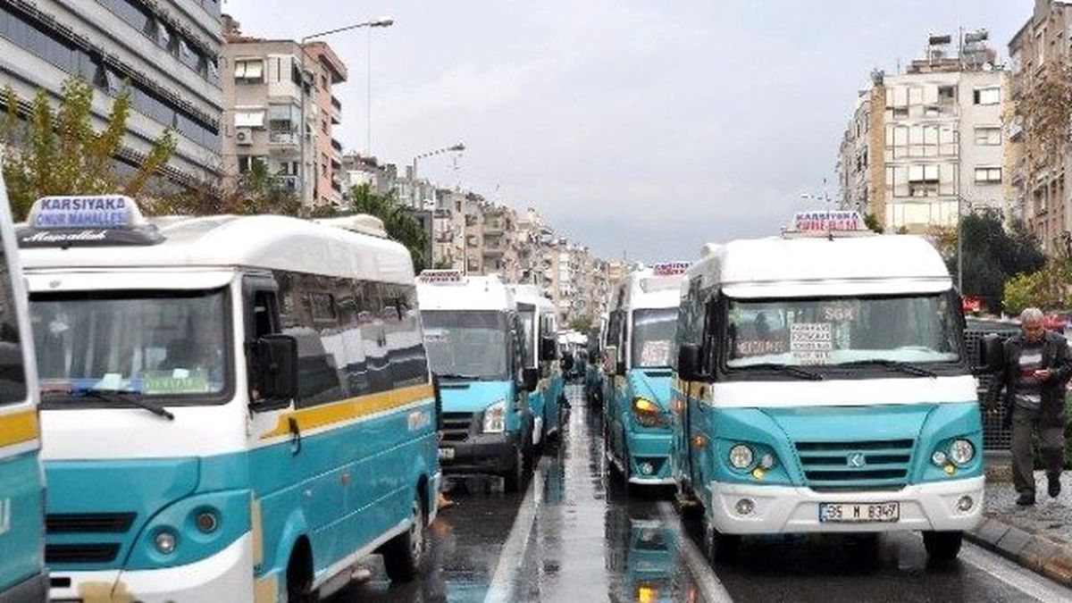 Karşıyaka\'da Minibüsçüler Kontak Kapatıp Eylem Yaptı