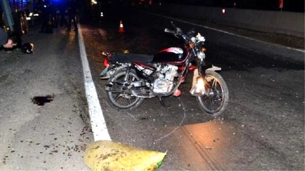 İzmir\'de Motosiklet Park Halindeki Kamyona Çarptı: 1 Ağır Yaralı
