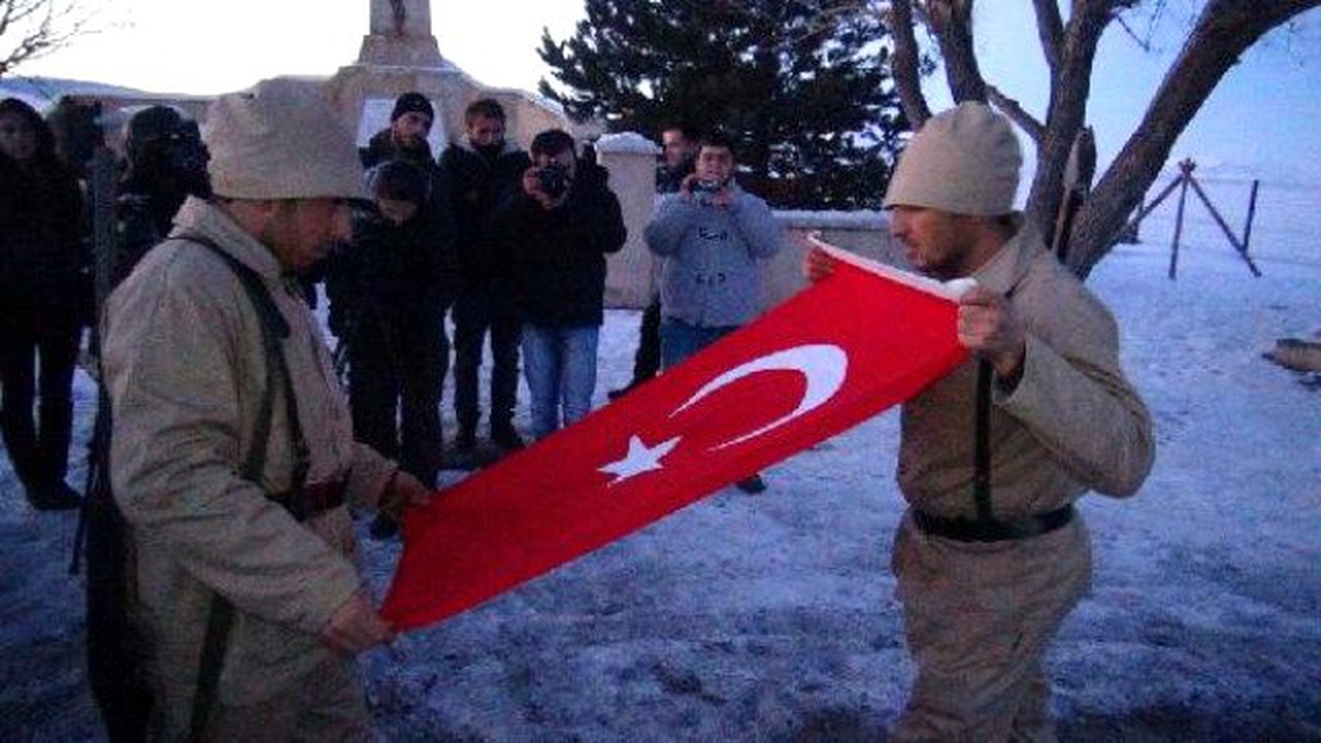 Öğrenciler Sarıkamış Şehitleri İçin Sabaha Kadar Nöbet Tutacak