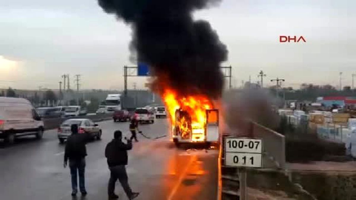 Seyir Halindeki Minibüs Alev Topuna Döndü