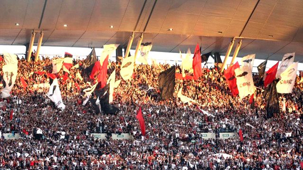 Ünlü Şarkıcıdan Beşiktaş\'a Şarkı