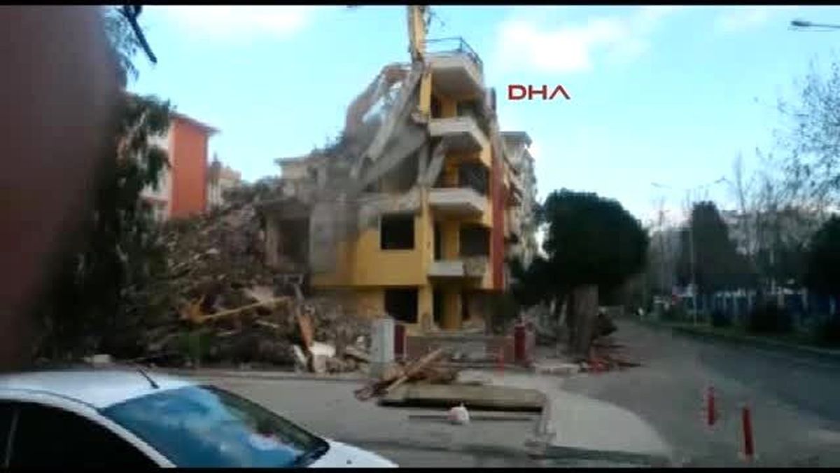 Yola Düşen Balkon Korkuttu