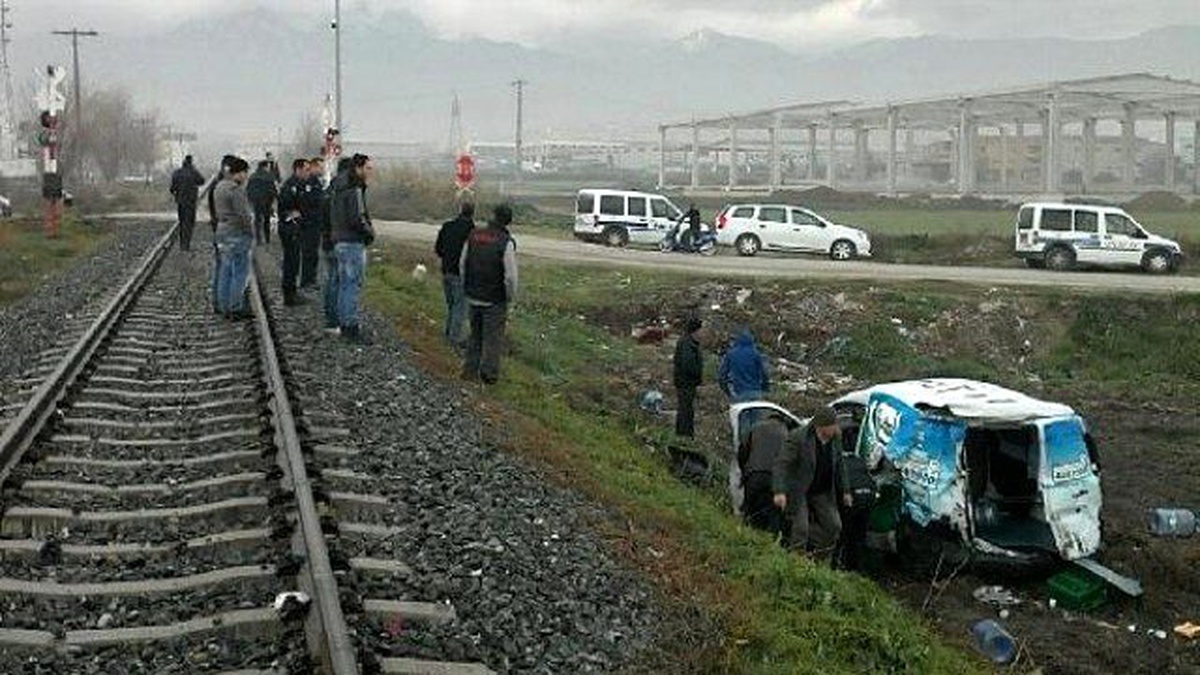 Denizli\'de Yük Treni Kamyonete Çarptı: 1 Yaralı