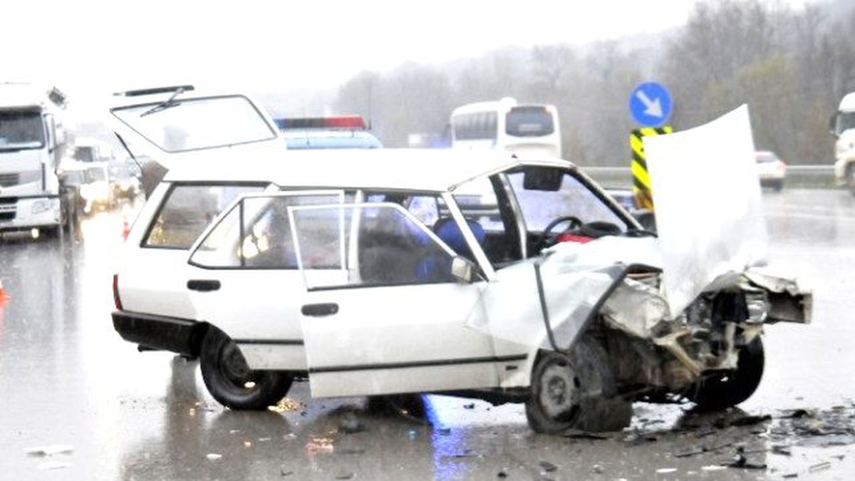 Yalova\'da 45 Yıllık Evli Çifti, Trafik Kazası Ayırdı