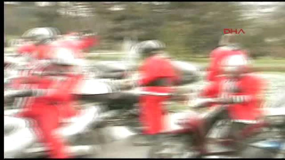 700?e Yakın Sırp Motorcu Noel Baba Kostümüyle Kimsesiz ve Engelli Çocuklara Hediye Dağıttı