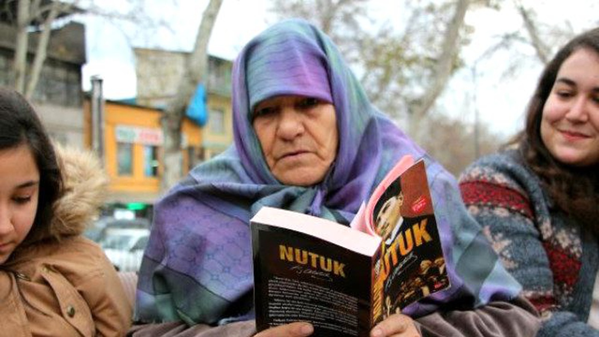 77 Yaşında Torunlarıyla Açık Havada Kitap Okudu