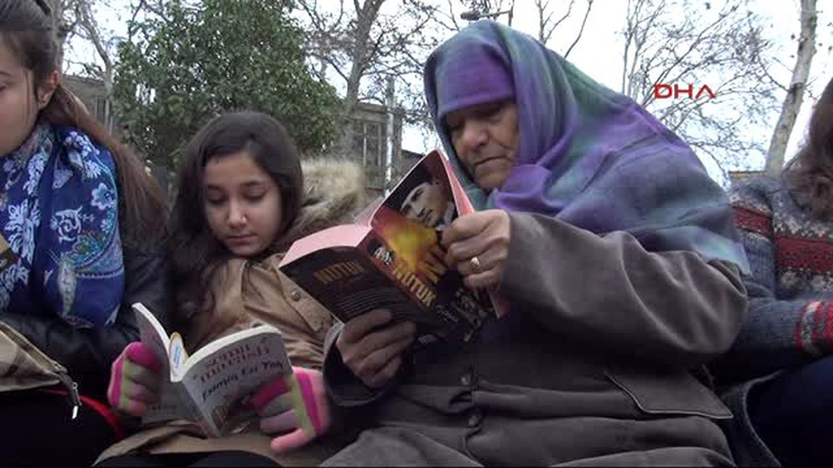 77 Yaşında Torunlarıyla Açık Havada Kitap Okudu