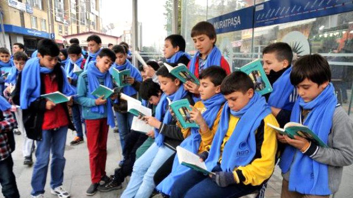Antalya\'da 90 Öğrenci Şehrin Çeşitli Yerlerinde Kitap Okudu