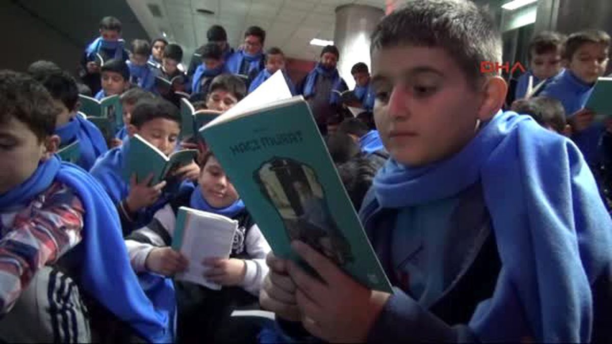 Antalya\'da 90 Öğrenci Tramvayda Kitap Okudu