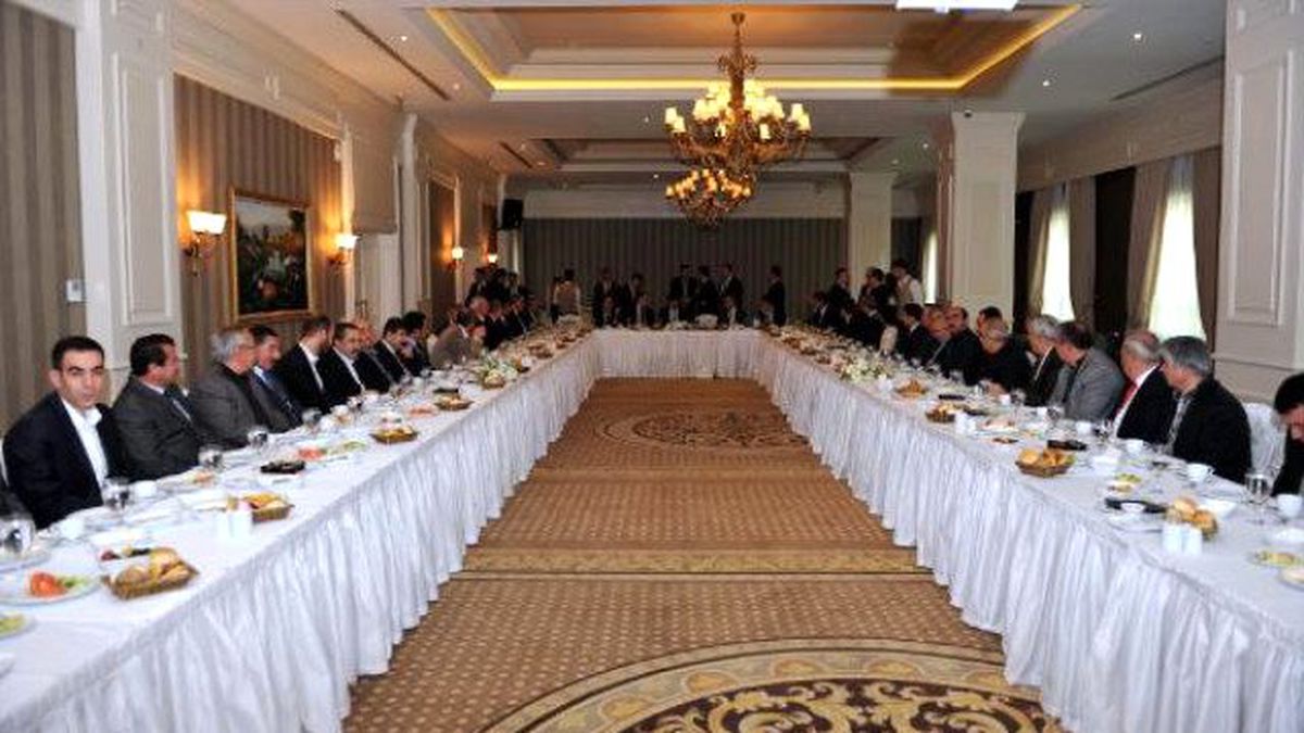 Bakan Zeybekçi Van\'da İş Adamlarıyla Kahvaltıda Biraraya Geldi