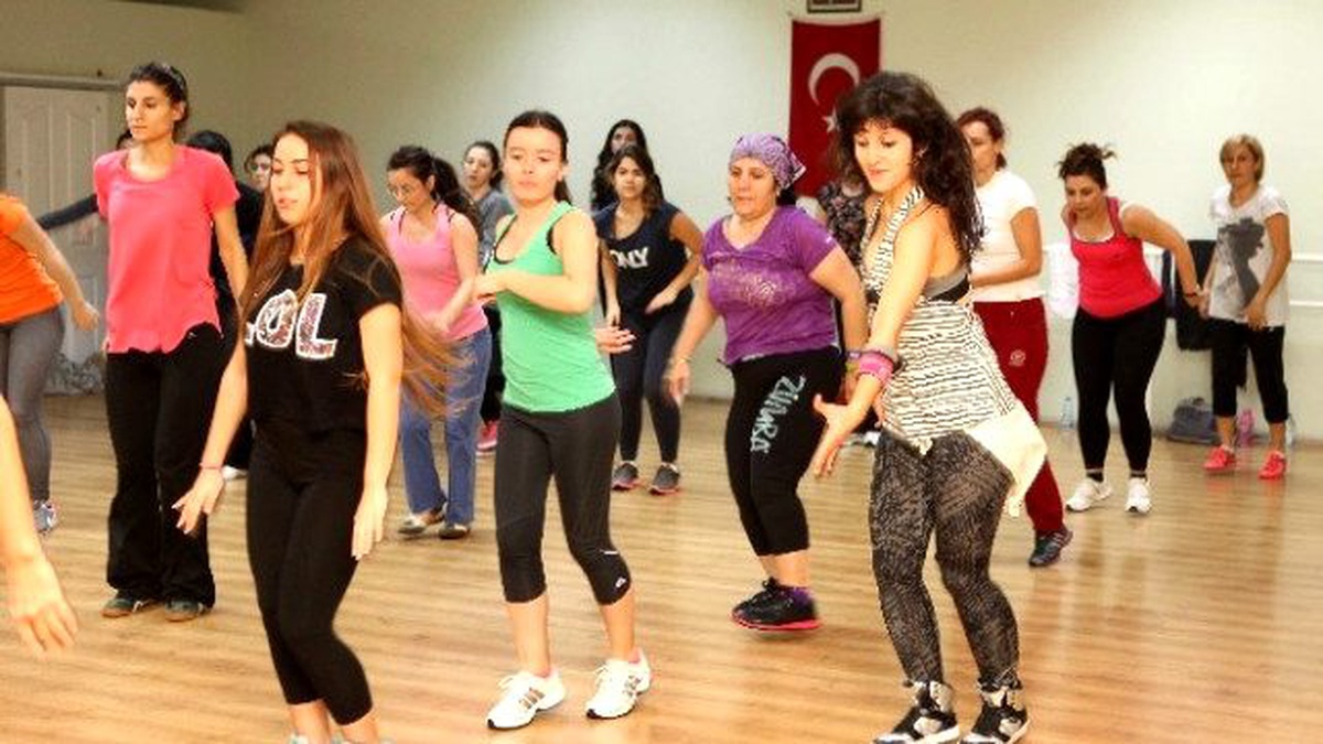 Bayraklı\'da Kadınlar \'Zumba\' ile Zayıflıyor