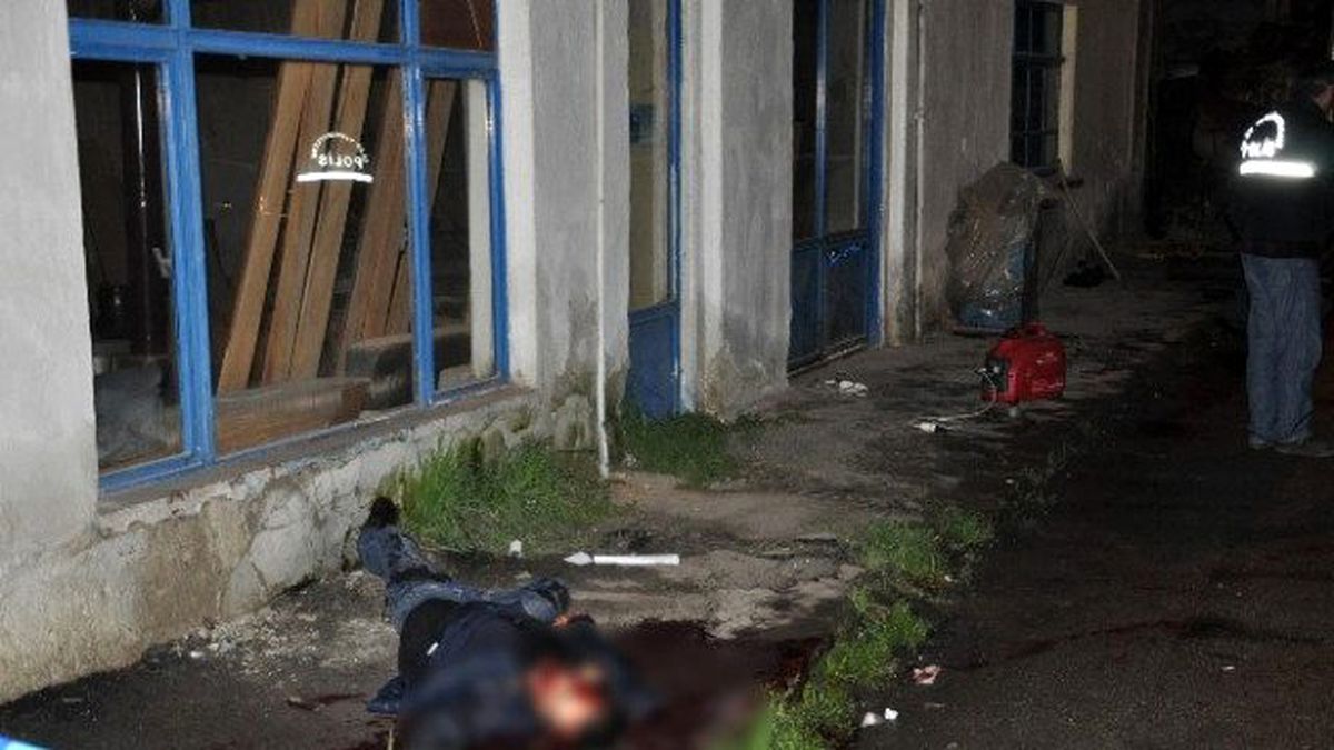 Birlikte Alkol Aldığı Arkadaşını Boğazını Keserek Öldürdü
