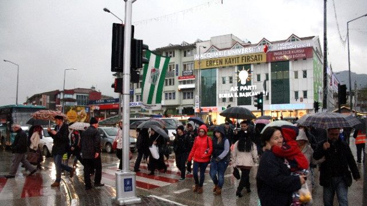Bursa\'da Yağmur Vatandaşları Hazırlıksız Yakaladı