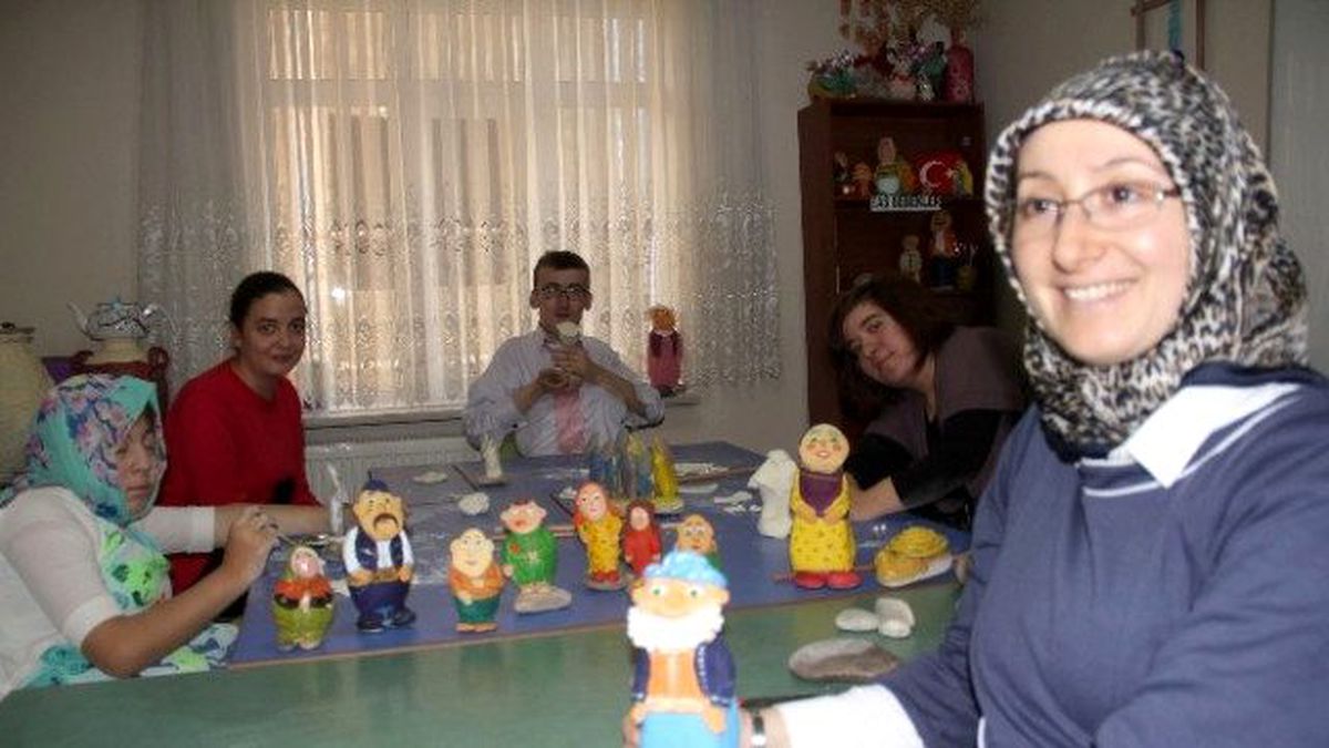 Çakıl Taşları Birer Sanat Eserine Dönüştürüyor