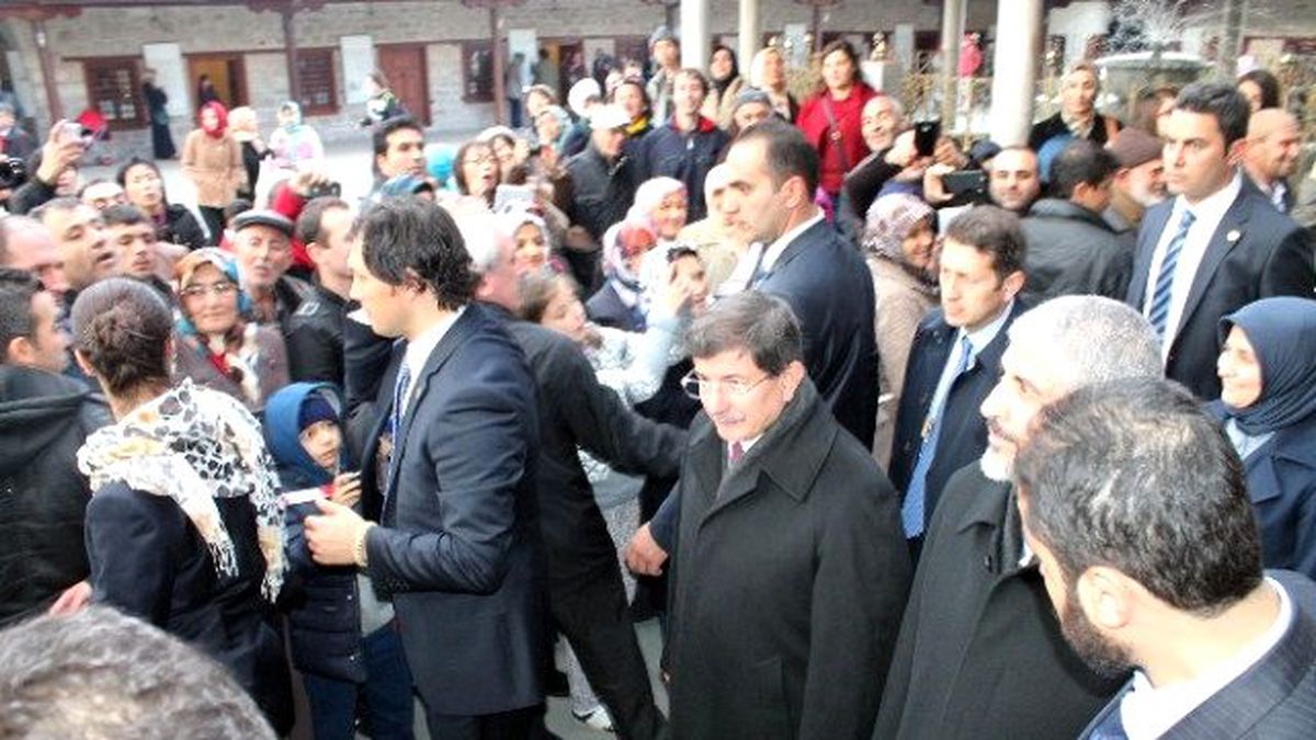 Davutoğlu ve Meşal Mevlana Müzesini Ziyaret Etti