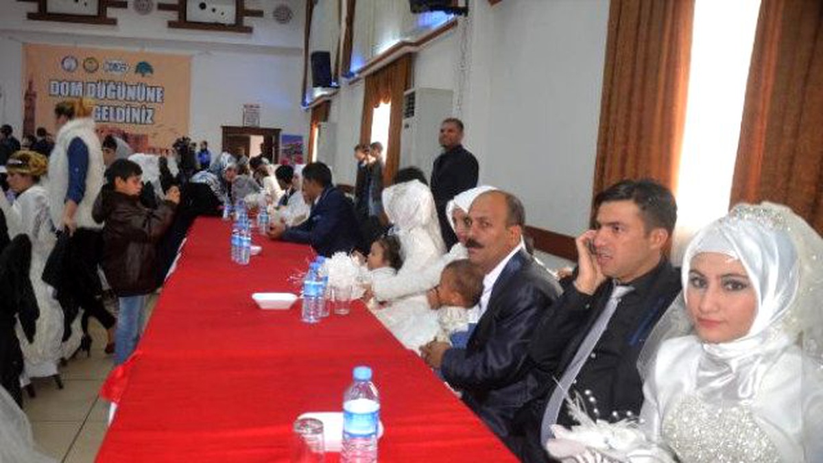 Diyarbakır\'da Romanlara Toplu Nikah ve Sünnet Töreni