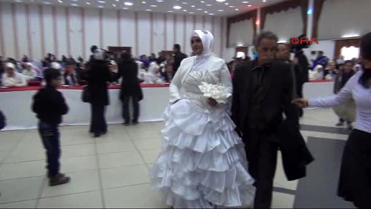 Diyarbakır\'da Romanlara Toplu Nikah ve Sünnet Töreni
