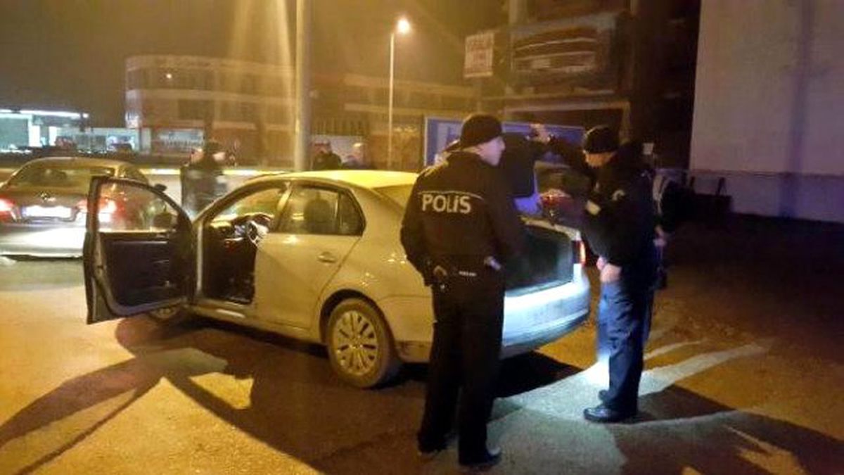 Düzce\'de 3 Saatlik Denetimde 1 Tabanca, 3 Gram Uyuşturucu Ele Geçirildi