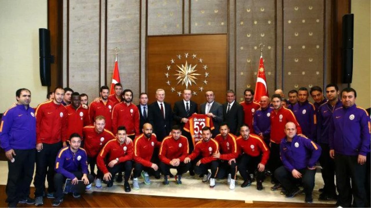 Erdoğan\'la Toplu Fotoğrafta Saklanan Galatasaraylı