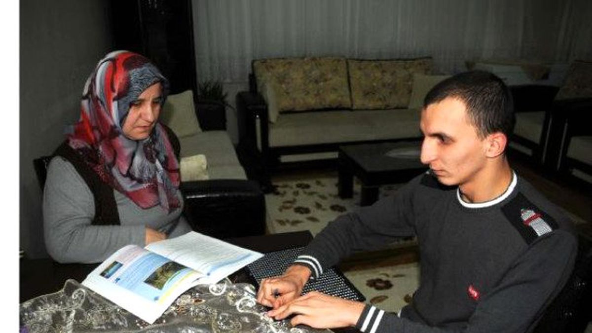 Görme Engelli Oğlunu Üniversiteli Yaptı