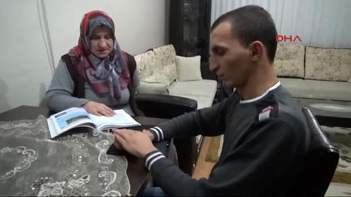 Görme Engelli Oğlunu Üniversiteli Yaptı